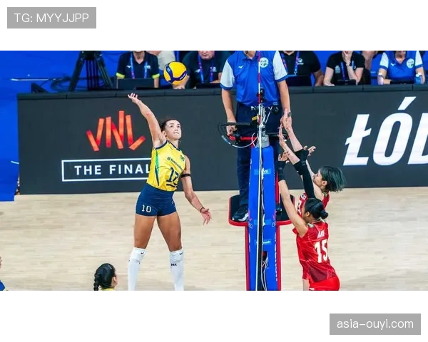 巴西女排 险胜意大利，加比独得28分助球队锁定VNL决赛圈席位